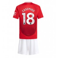 Camisa de Futebol Manchester United Casemiro #18 Equipamento Principal Infantil 2024-25 Manga Curta (+ Calças curtas)